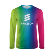 Das schwedische Multimediakommunikation und Telekommunikation Unternehmen Ericsson hat sich von DEE mit einem Hurricane Longsleeve in Regenbogenfarben ausstatten lassen.