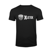 Hier sehen Sie ein schlichtes schwarzes Baumwoll-Shirt mit ausdrucksstarken weißen Flexaufdruck. Designed für Xletix. 