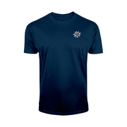 T-Shirt in gedeckter blauer Farbe und dem hochwertigen Stick. 