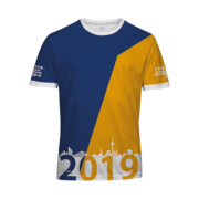 Teilnehmer-Shirt 2019 für den Düsseldorf Marathon bedruckt mit einer asymmetrischer Form in den Farben blau und gelb.